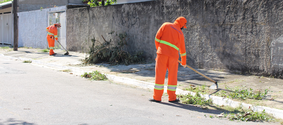 Funcionários da URBAM realizando o serviço de capina