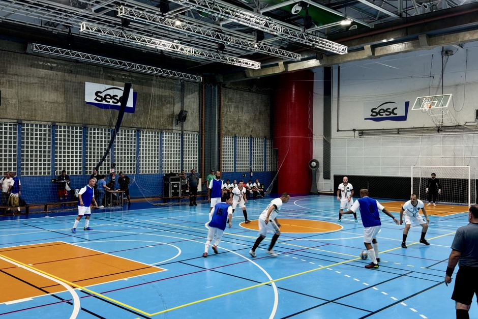 Jogadores das equipes Paço United (com uniformes brancos) e Estrela do vale (de azul) se enfrentaram na abertura do Torneio Agente Ambiental 2026